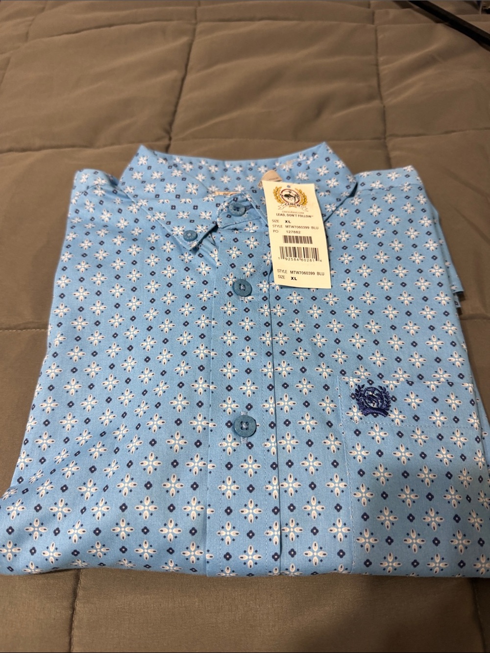 Boys long sleeve Cinch button down. NWT Size XL/14